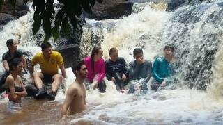 O passeio em família terminou com banho na cachoeira, na Furnas do Dionísio (Foto: Arquivo pessoal)