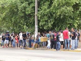 Candidatos em frente à universidade particular em dia de prova do Enem realizada no ano passado, em Campo Grande (Foto: Kisie Aionã)