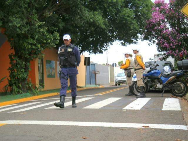 Na volta &agrave;s aulas, fiscaliza&ccedil;&atilde;o refor&ccedil;a tudo o que motorista j&aacute; devia saber