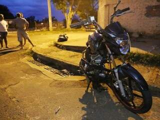 Motociclista da vítima foi deixada no local do acidente. (Foto: Paulo Francis) 