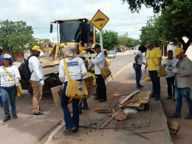 Sob epidemia, escolas de samba reforçam campanha contra Aedes aegypti