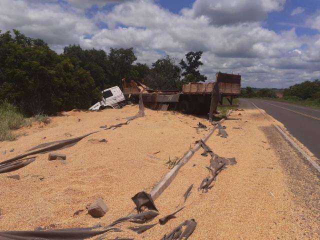 Ap&oacute;s pane el&eacute;trica, carreta tomba e carga de milho se espalha na pista 