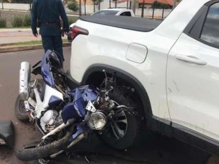 Motocicleta vai parar embaixo de picape e piloto sofre ferimentos graves 