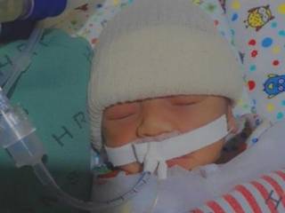 Bebê se recupera na UTI Neonatal do Hospital Regional (Foto: Arquivo de família)