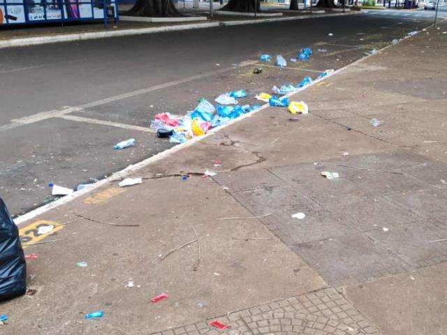 Carnaval em Dourados tem dispers&atilde;o com bombas da PM e ac&uacute;mulo de lixo