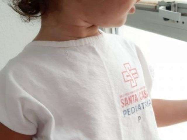 Com anestesia geral, m&eacute;dicos retiram espinhos de beb&ecirc; que mordeu pequi