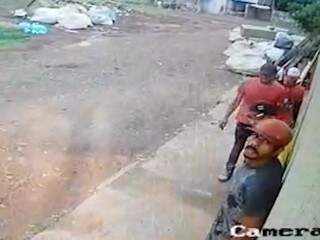 Bandidos encostados no muro antes de invadirem residência. (Foto: Reprodução/Vídeo)