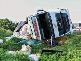 Carreta carregada com 36 toneladas de farinha de trigo tomba na BR-163