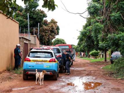 Ladr&otilde;es rendem fam&iacute;lia na sa&iacute;da de casa e levam ve&iacute;culos no Aero Rancho