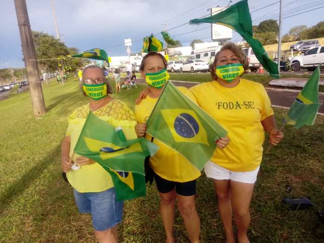 Com m&aacute;scara verde-amarela, manifestantes v&atilde;o para Afonso Pena apoiar Bolsonaro