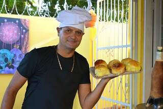 Haroldo Nogueira segurando os pães prontos para fazer os lanches. (Foto: Alana Portela)