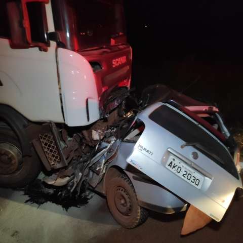 Colis&atilde;o entre carreta e Parati mata 5 da mesma fam&iacute;lia na madrugada