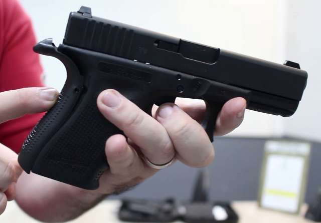 Jovem corre ao ver a pol&iacute;cia, mas acaba preso com pistola austr&iacute;aca