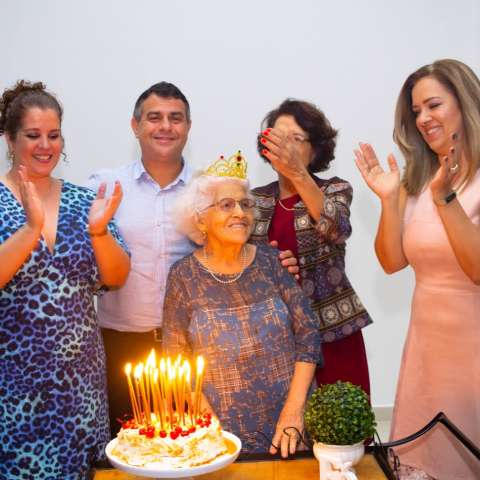 Ao lado da fam&iacute;lia, Maria Athenice comemora chegar aos 100 anos 