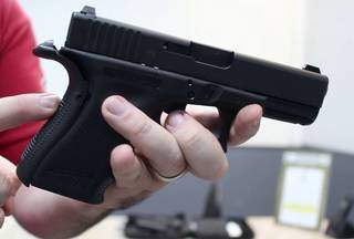 Jovem corre ao ver a pol&iacute;cia, mas acaba preso com pistola austr&iacute;aca