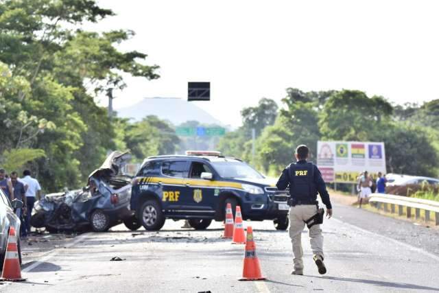 Motorista morre e 3 passageiros de &ocirc;nibus ficam feridos em acidente na BR-262 