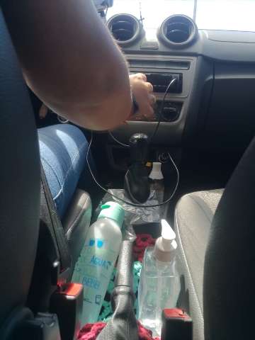 Motoristas de aplicativos deixam janelas abertas e fornecem &aacute;lcool em gel 
