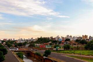 Céu claro em Campo Grande nesta segunda-feira (16); vista da Avenida Ernesto Geisel (Foto: Henrique Kawaminami)
