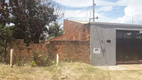 Dengue ainda preocupa m&atilde;es por descaso com terrenos baldios 