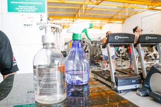 Álcool gel e álcool líquido na academia Campo Fit (Foto: Henrique Kawaminami)