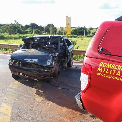 Depois de passar noite no hospital, homem dorme ao volante e bate em caminh&atilde;o