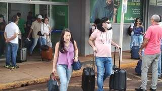 Passageiros que desembarcaram hoje à tarde no aeroporto de Dourados. (Foto: Ademir Almeida)