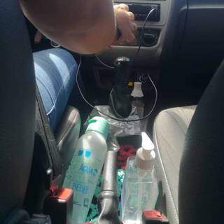 Motoristas de aplicativos colocam álcool gel à disposição dos passageiros. (Lucia Morel)