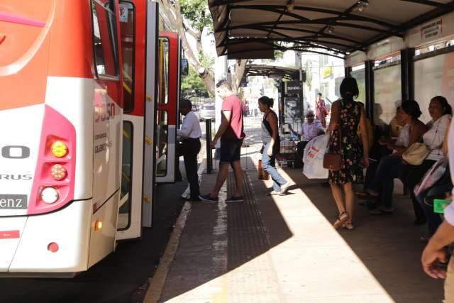 M&aacute;scaras e &aacute;lcool gel s&atilde;o aliados de quem usa o transporte coletivo 