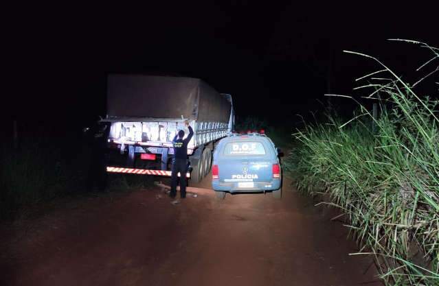 Motorista dorme na estrada e DOF apreende 40 mil pacotes de cigarro
