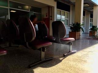 Na Deam, cadeiras foram colocadas para o lado de fora da recepção. (Foto: Aletheya Alves)