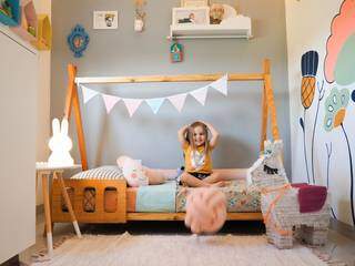 Quarto com cama montessoriana, brinquedos e quadros na parede. (Foto: Je T&#39; Aime Quartos Divertidos)