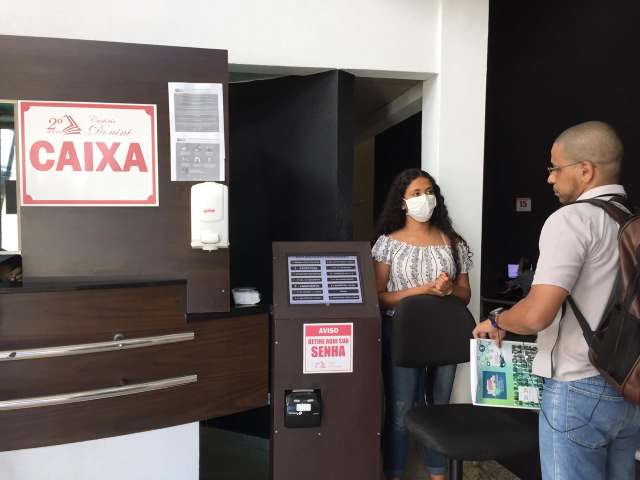 Cart&oacute;rios mant&ecirc;m funcion&aacute;rios, mas pedem que clientes s&oacute; compare&ccedil;am saud&aacute;veis