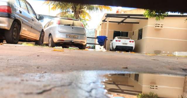 Durante nova fase de opera&ccedil;&atilde;o, um vai preso em casa que tem Camaro na garagem