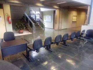 Cadeiras foram colocadas na recepção para restringir acesso. (Foto: Leonardo Rocha)