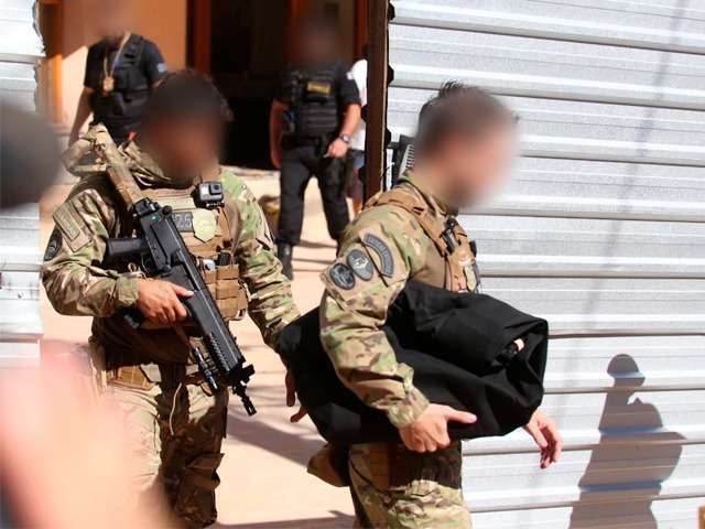Depois de 3 horas de buscas, for&ccedil;a-tarefa da Omert&aacute; deixa apartamento com malote