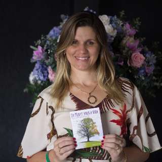 Ap&oacute;s depress&atilde;o, Kelly lan&ccedil;ou livro para contar experi&ecirc;ncia de viver