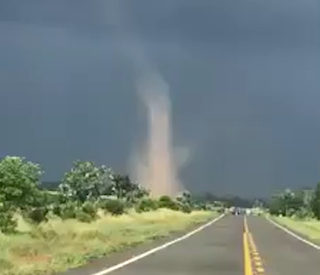 Tornado foi filmado próximo à rodovia. (Foto: Reprodução)