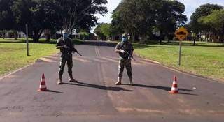 Militares armados vigiam acesso de Coronel Sapucaia (MS) a Capitán Bado, no Paraguai (Foto: Capitán Bado.com)