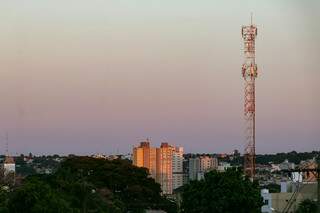 Dia amanhecendo no Bairro Itanhangá, em Campo Grande (Foto: Henrique Kawaminami)