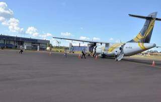 Avião da Voepass no aeroporto de Dourados; voos estão suspensos até domingo (Foto: Arquivo)