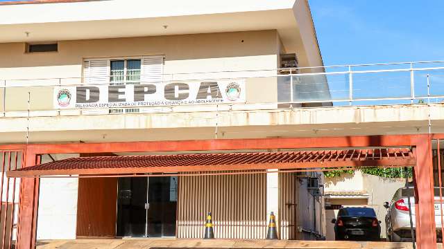 Mulher acorda com latido de cachorro e descobre estupro da filha de 9 anos