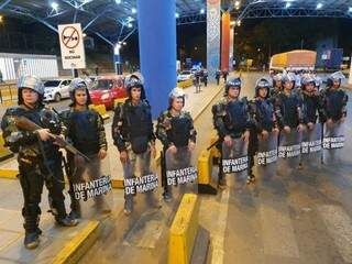 Militares paraguaios ocuparam a Ponte da Amizade na madrugada de hoje (Foto: ABC Color)