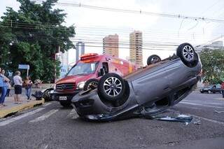 Acidente entre Onix e Gol causa capotagem no centro da Capital 