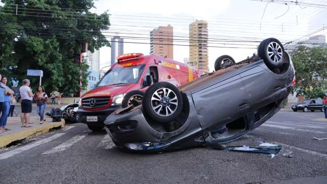 Acidente entre Onix e Gol causa capotagem no centro da Capital 