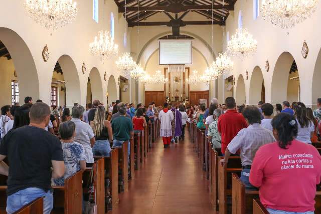 Arquidiocese suspende missas, mas igrejas continuar&atilde;o abertas