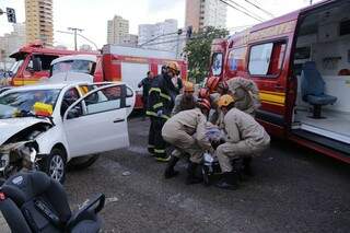 Acidente entre Onix e Gol causa capotagem no centro da Capital 
