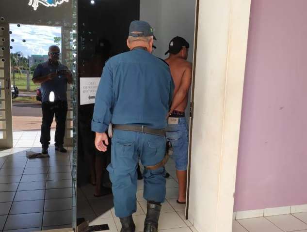 Homem &eacute; preso acusado de estuprar menina que saiu para comprar doce