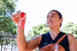 Em &ocirc;nibus lotados, m&aacute;scaras surgem e &aacute;lcool em gel s&oacute; o da bolsa da passageira