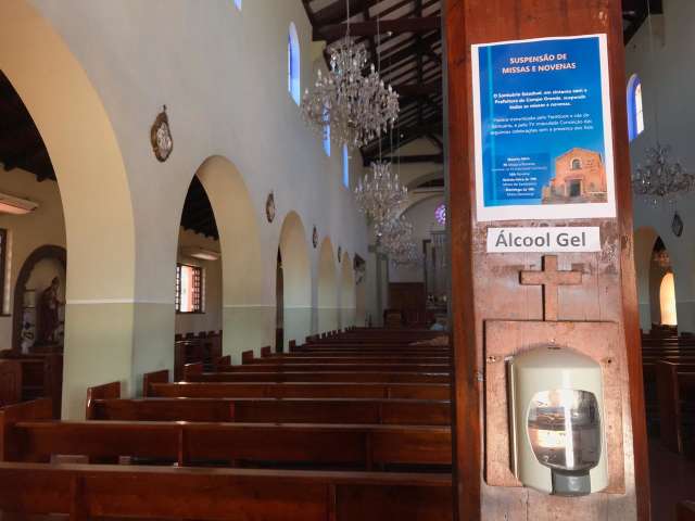 No 1&ordm; dia sem novena, igreja abre com 4 fi&eacute;is e santo limpo a cada 20 minutos