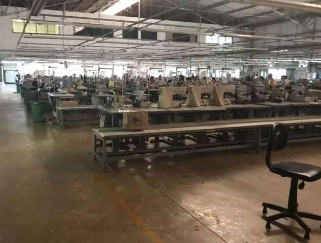 Ladr&otilde;es tentam roubar empresa de lingerie, PM aparece e 1 cai do teto